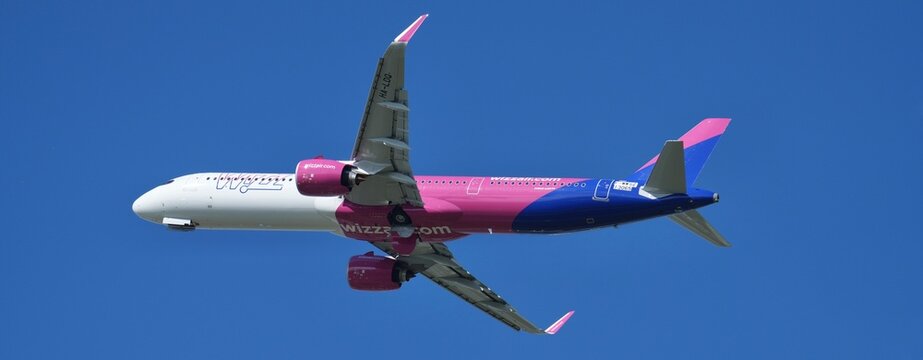 Wizz A321neo banni&egrave;re vue cot&eacute;