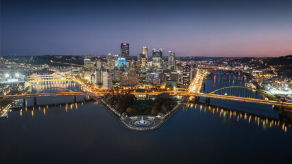 Fototapeta premium Aerial night view of the skyline of Pittsburgh, Pennsylvania, USA.