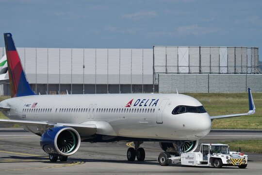 Delta A321neo tract&eacute; vue cot&eacute;