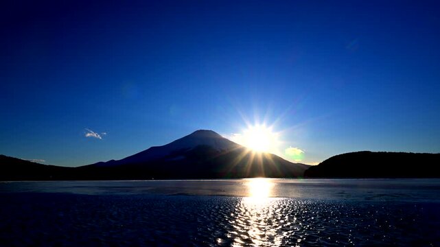富士山と凍った山中湖の夕陽