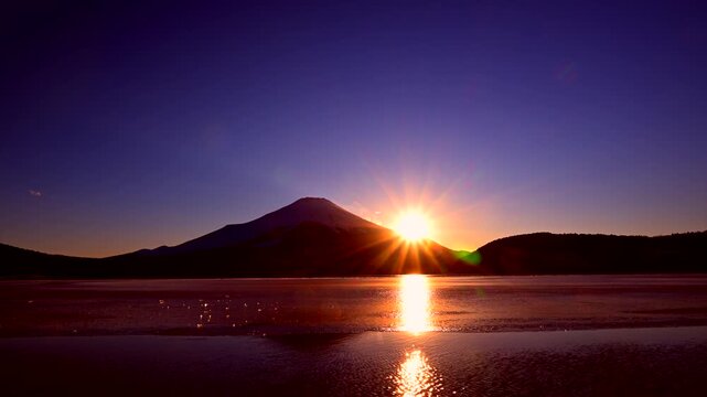 富士山と凍った山中湖の夕陽