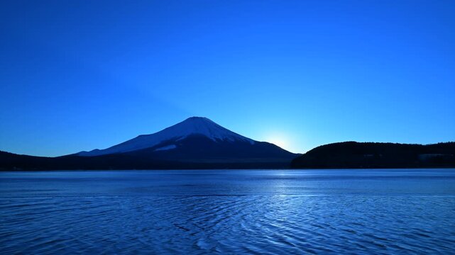 富士山と凍った山中湖の夕陽