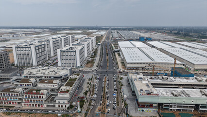 Obraz premium Aerial View of a Large Industrial Park with Factories and Worker Dormitories