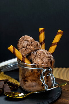Primo piano di gelato al cioccolato con biscotti