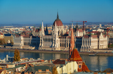 Obraz premium Stunning panoramic view of the magnificent Hungarian Parliament building in Budapest across the wide Danube River a classic European cityscape and architectural wonder