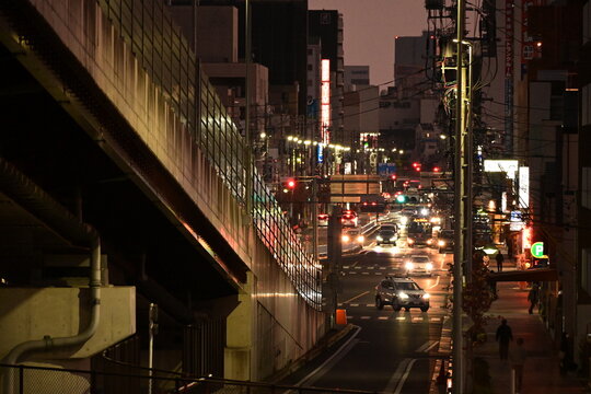 歩道橋から見下ろす夜の都市の輝き