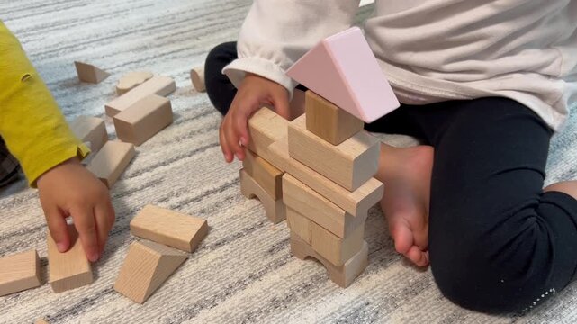積み木で遊ぶ子供達