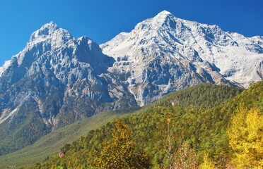 Fototapeta premium 雲南省 玉龍雪山の麓に広がる藍月谷