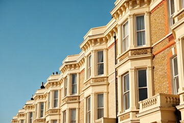 Obraz premium Row of historic townhouses under blue sky