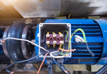 Installation of 3 phase motor terminal connections for circulation pump controller © Suranto