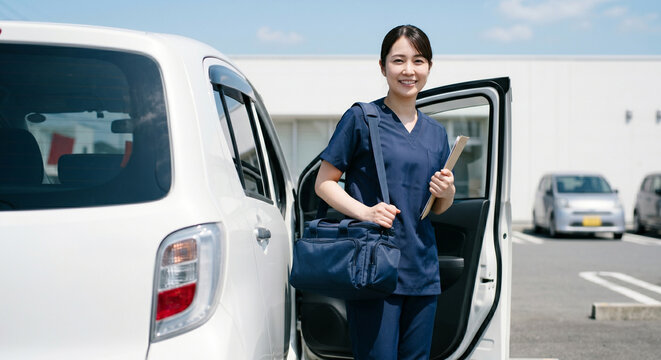 医療バックを持ち車から降りる看護師の女性、訪問看護、介護のイメージ