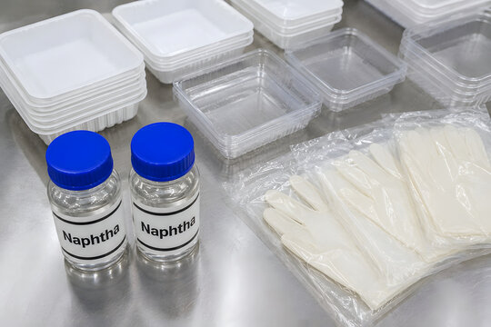 ナフサ由来のプラスチック容器と医療用手袋