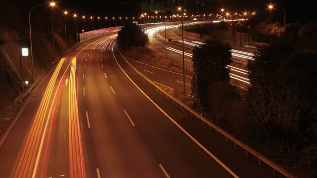 夜の東名高速松田付近をライトを点し行き交う車群を俯瞰する