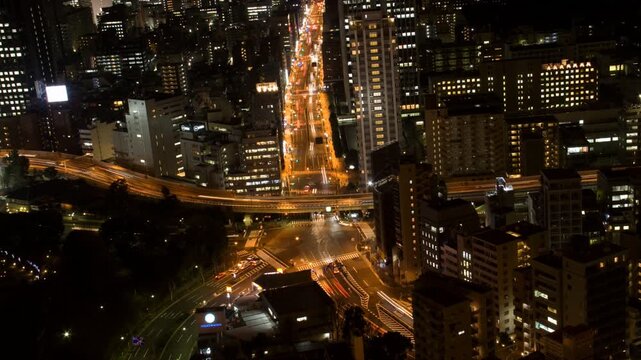芝公園の五叉路と首都高をライトを点し行き交う車を俯瞰する