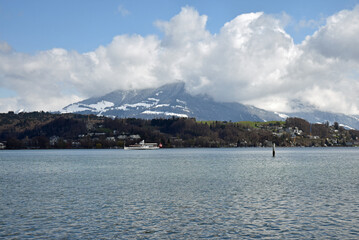 Fototapeta premium Naviguer sur le lac des Quatre-Cantons à Luzern. Suisse
