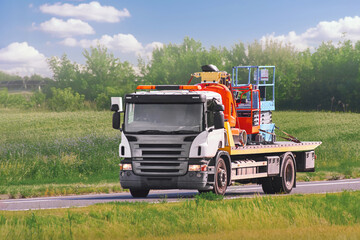 Obraz premium Heavy construction machinery transport on highway