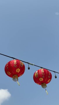 Hanging Chinese New Year Lanterns