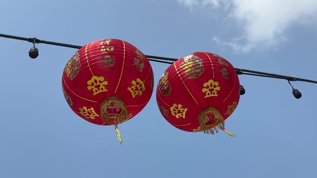Hanging Chinese New Year Lanterns