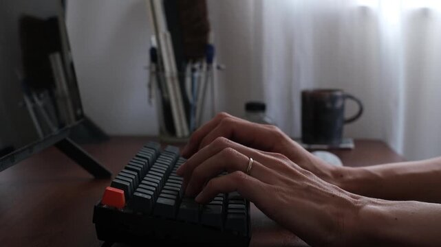 Mechanical keyboard typing sound, close-up hands typing on keyboard
メカニカルキーボードをタイピングする手元のクローズアップ（打鍵音）