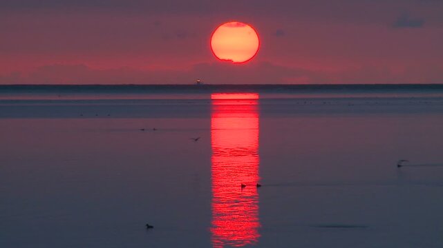 朝日が照らす尾岱沼