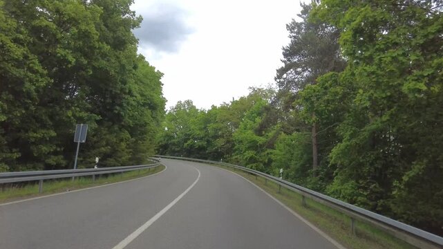 Zeitrafferaufnahme einer Fahrt auf einer deutschen Autobahn