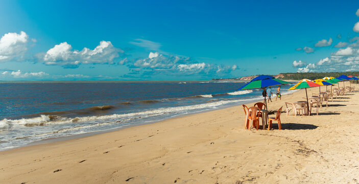 Beach Bar Table on Sand at Barra de Gramame in Jo&atilde;o Pessoa, Brazil (Mesa de Beach Bar na Areia na Barra de Gramame em Jo&atilde;o Pessoa, Brasil)