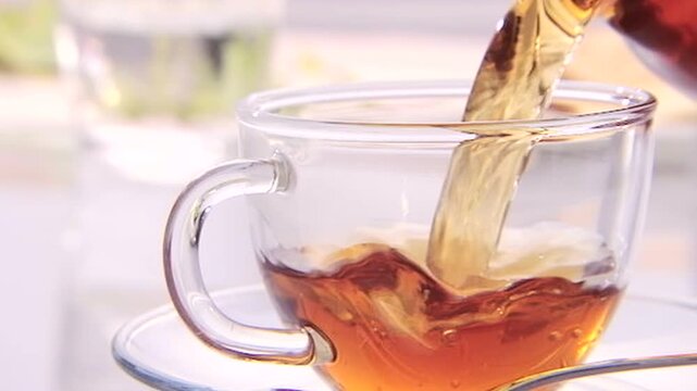 紅茶を注ぐ