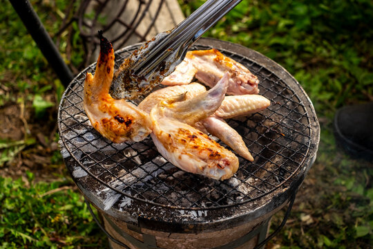 手羽先を炭火で焼く