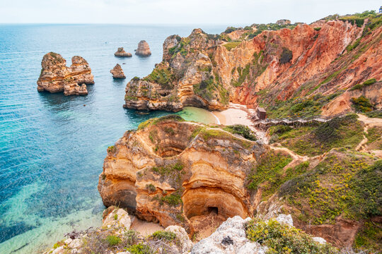 Vue magnifique sur Praia do Camilo, c&eacute;l&egrave;bre plage pr&egrave;s de Lagos, dans la r&eacute;gion de l'Algarve, au Portugal.