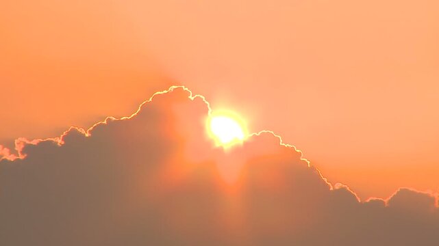 雲から出てきた朝日