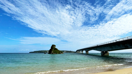 沖縄県北部 古宇利大橋とエメラルドグリーンの海 絶景 やんばる 古宇利島 © creamfeeder