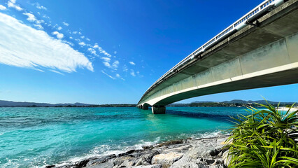沖縄県北部 古宇利大橋とエメラルドグリーンの海 絶景 やんばる 古宇利島 © creamfeeder