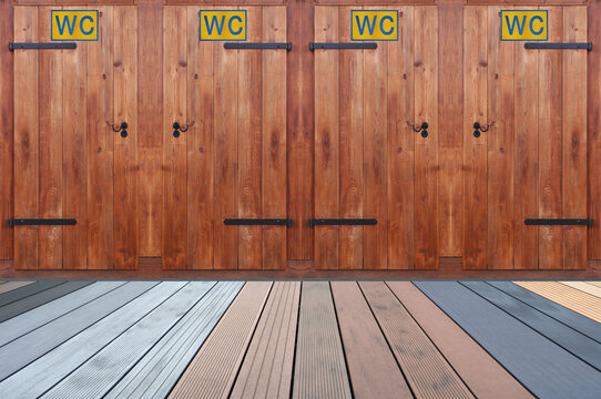 Toiletten mit einfachen Holzt&uuml;ren und WPC Terrassendielen