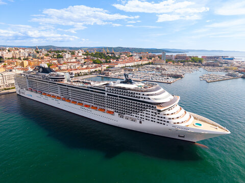 TRIESTE, ITALIA - 21 MAGGIO 2026: Veduta aerea della nave da crociera MSC FANTASIA ormeggiata alla Stazione Marittima con lo sfondo del panorama cittadino