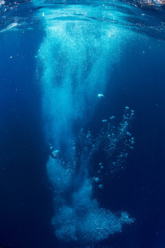a dive in the Mediterranean waters among the air bubbles