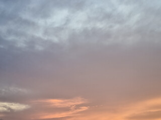 Obraz premium Beautiful cloudy sky at sunset with vibrant hues of orange and purple in the distance