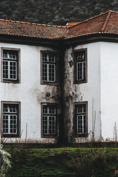 Locais abandonados e esquecidos pelo tempo, com atmosfera misteriosa e cinematogr&aacute;fica. Pr&eacute;dios em ru&iacute;nas, f&aacute;bricas antigas, casas vazias e corredores deteriorados cobertos por poeira, ferrugem e vege