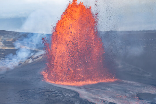 Episode 46 of lava fountaining in Halemaʻumaʻu Crater at the summit of Kīlauea ( shield volcano ). lava fountain and lava flow . Keanakako'i Overlook, Hawaiʻi Volcanoes National Park.