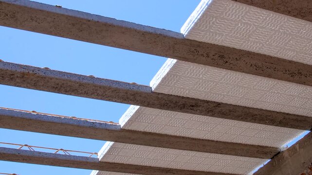 Detailed close-up of the Styrofoam slab seen from below, highlighting the efficiency and lightness of this material in construction.