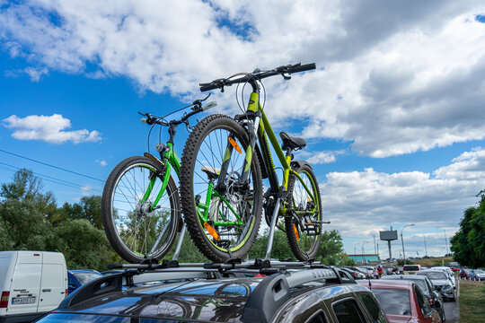 Securing bicycles on the roof of a Renault Duster using Thule mounts ensures safe and efficient transport for an outdoor cycling adventure.
