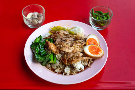A plate of khao kha mu with garlic and chili, served at a small family restaurant in Bangkok