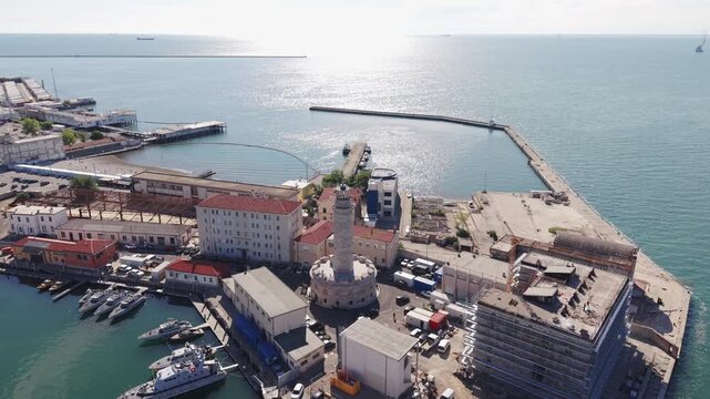 Veduta aerea del porto di Trieste con la Lanterna storica e la marina turistica