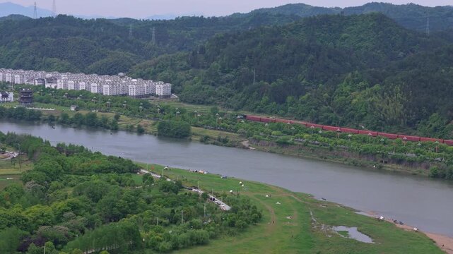 Trains traveling on the Xin'anjiang and Anhui Jiangxi lines