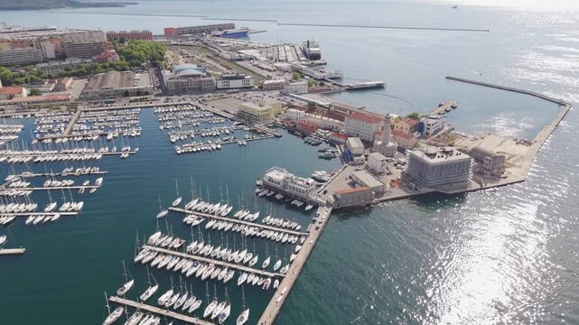 Veduta aerea del porto di Trieste con la Lanterna storica e la marina turistica