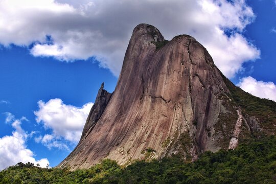 Vista da Pedra Azul com a Pedra do Lagarto em destaque.
A pedra &eacute; um monumento natural do Esp&iacute;rito Santo