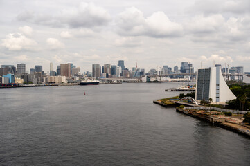 Obraz premium Panoramic view of Tokyo Bay and Rainbow Bridge from a cruise ship deck in Japan