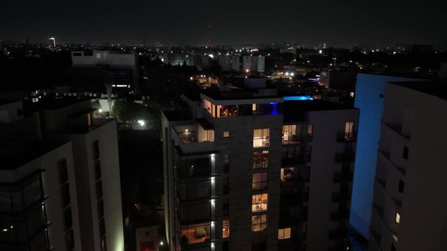 Terraza. Vista a&eacute;rea nocturna de la ciudad de Puebla M&eacute;xico, skyline, Noria, Rueda de la fortuna y edificios. Luces de noche. Iluminaci&oacute;n nocturna, ciudad de noche. (9)
