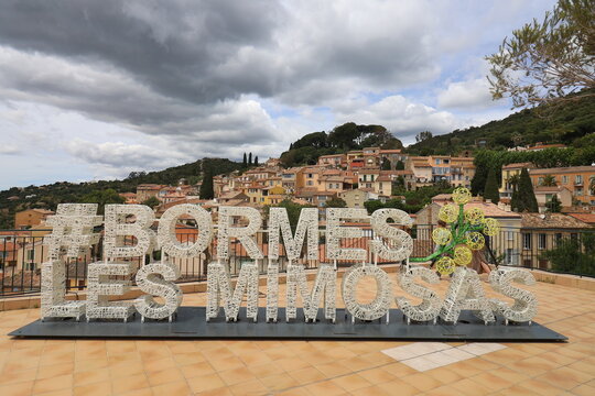 Logo de la ville avec la ville en arri&egrave;re plan, ville de Bormes les Mimosas, d&eacute;partement du Var, France