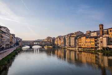 Obraz premium Wide view of Ponte Vecchio and Arno River in Florence, Italy
