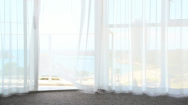 風で揺れる窓際のカーテン